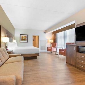 Großes Zimmer mit Kingsize-Bett